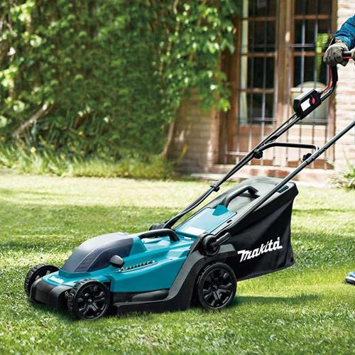 Makita DLM330 being Pushed over grass